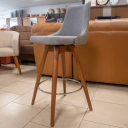 BANQUETA PERLA EN TELA PATAS DE MADERA COLOR GRIS 16