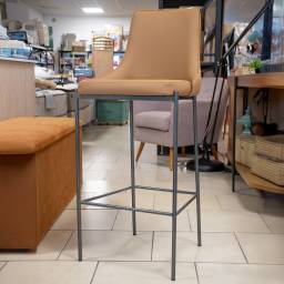 BANQUETA BRUXELAS EN CUERINA MARRON PATAS DE METAL 1120