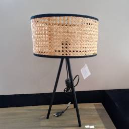 LAMPARA DE MESA DE RATAN BASE NEGRA 30CM X 52 CM