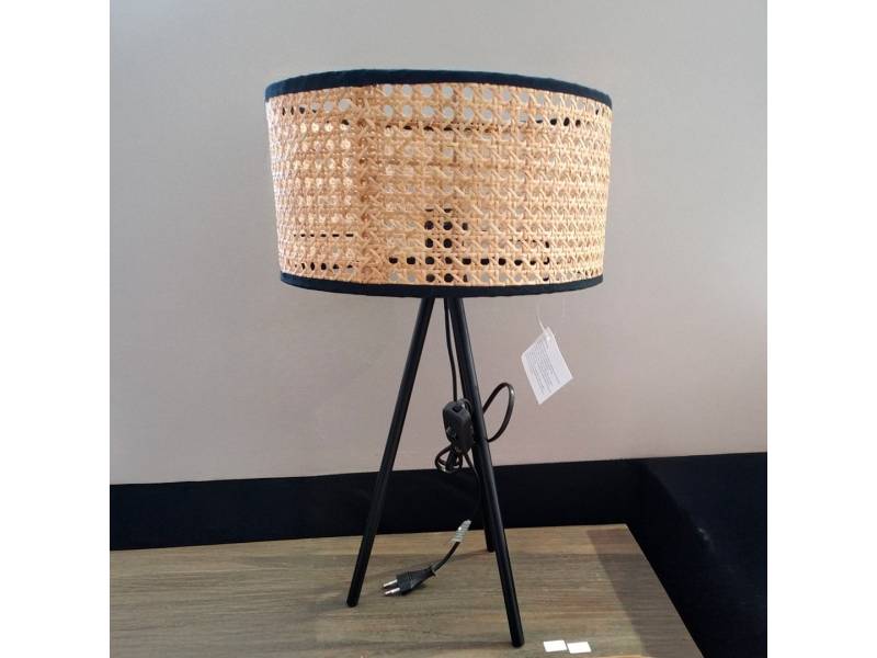 LAMPARA DE MESA DE RATAN BASE NEGRA 30CM X 52 CM